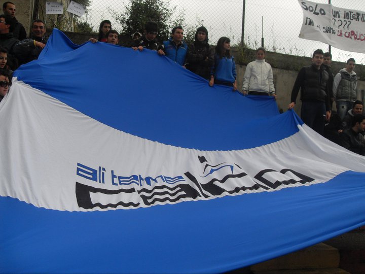 i-tifosi-mostrano-la-bandiera